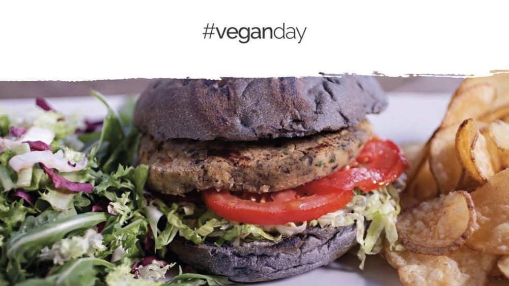 pane nero e hamburger vegano